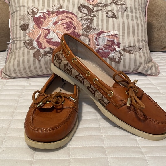MICHAEL KORS tan Stylish iconic logo detailing in a moccasin flat. - Picture 3 of 6